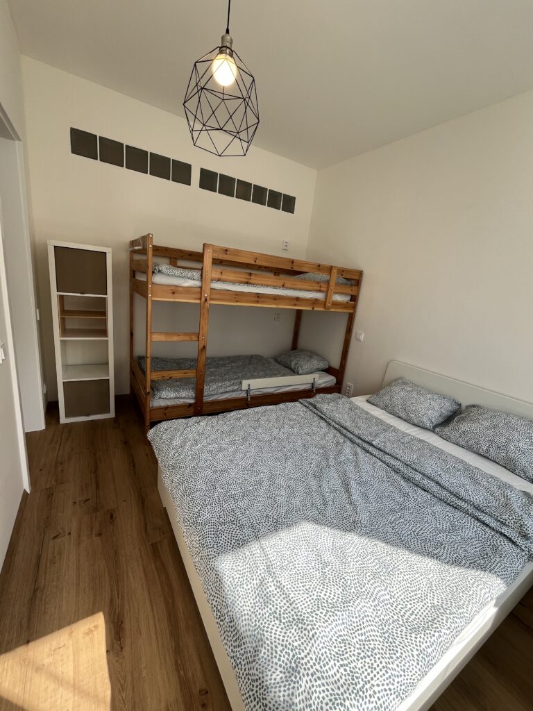 ložnice postel palanda