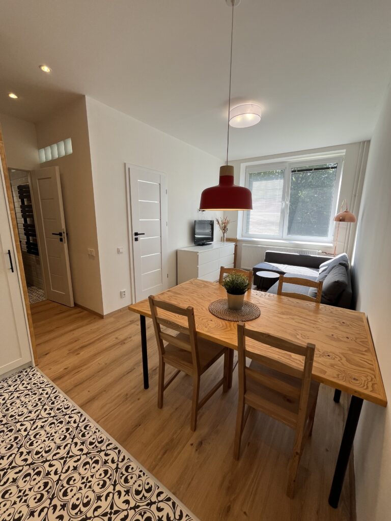 obývák, stůl, televice, rozkladací pohovka 140x200